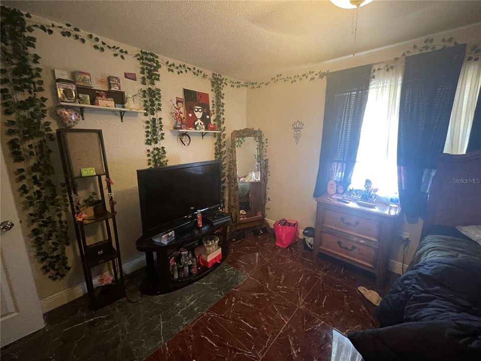 For Sale: $115,000 (2 beds, 1 baths, 899 Square Feet)