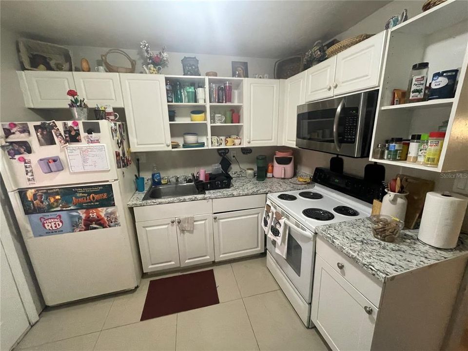 For Sale: $115,000 (2 beds, 1 baths, 899 Square Feet)