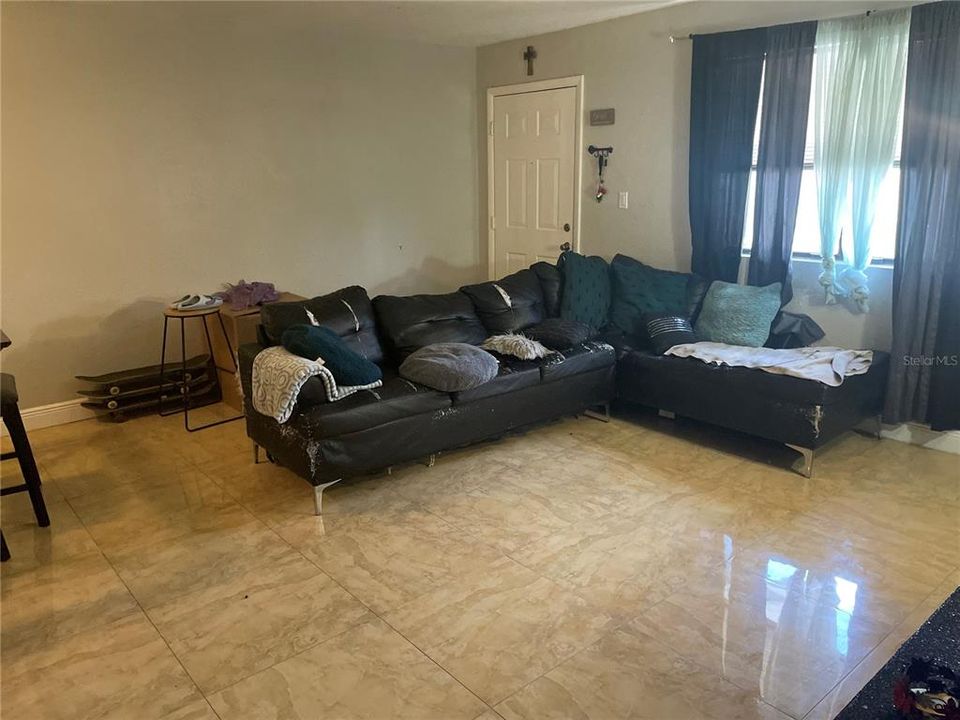 For Sale: $115,000 (2 beds, 1 baths, 899 Square Feet)