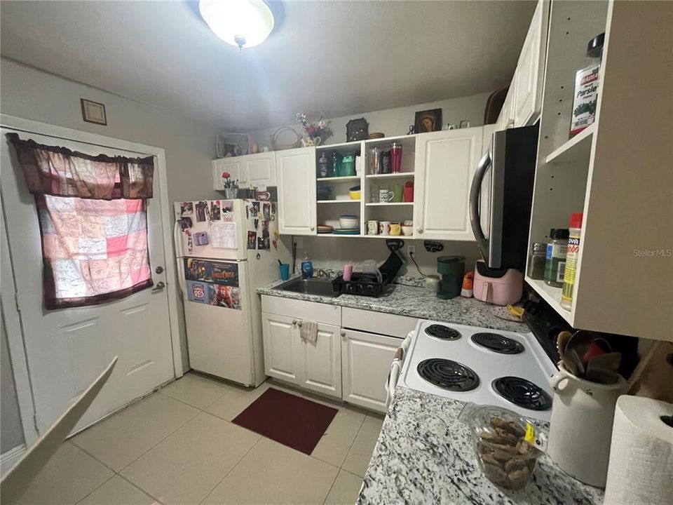 For Sale: $115,000 (2 beds, 1 baths, 899 Square Feet)