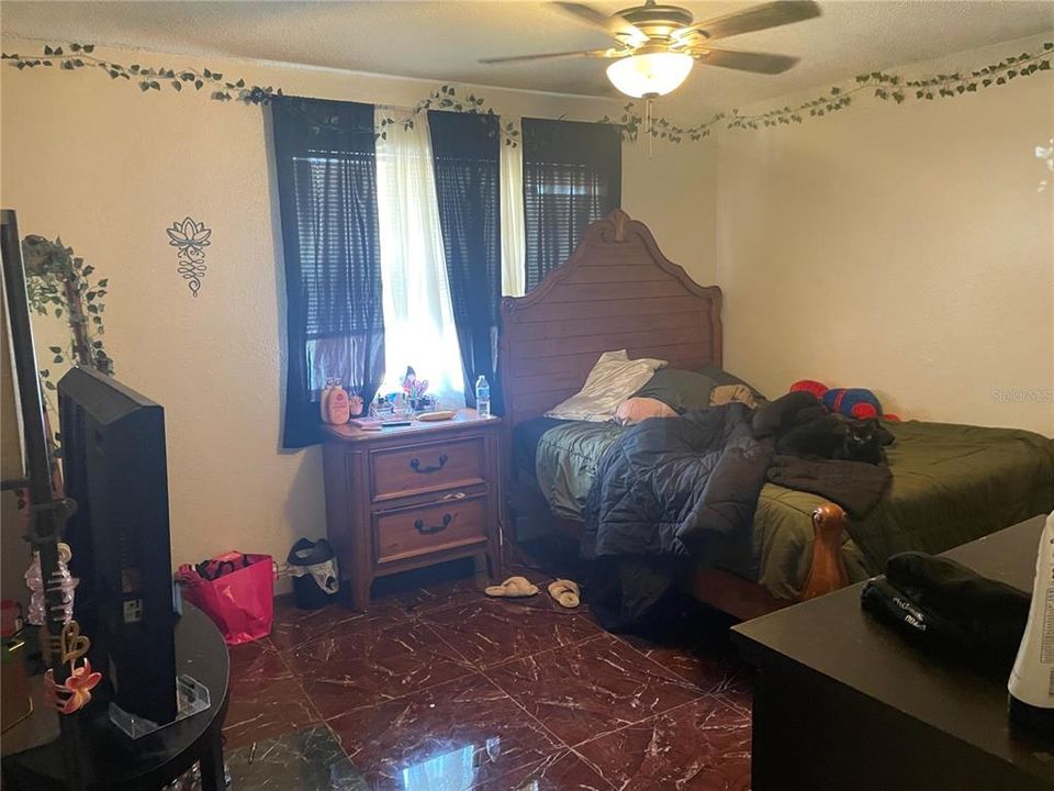 For Sale: $115,000 (2 beds, 1 baths, 899 Square Feet)