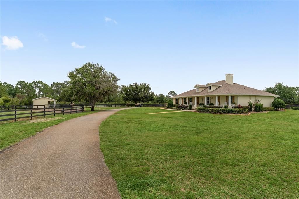 合同活跃: $965,000 (3 贝兹, 2 浴室, 2548 平方英尺)