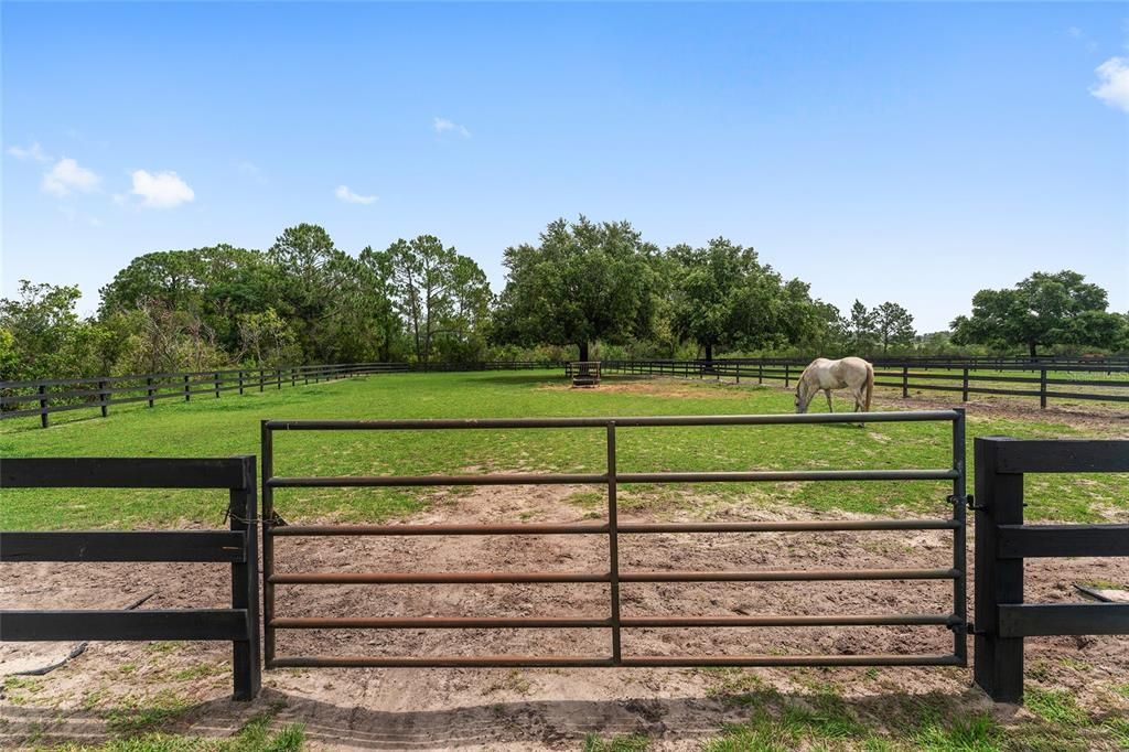 合同活跃: $965,000 (3 贝兹, 2 浴室, 2548 平方英尺)