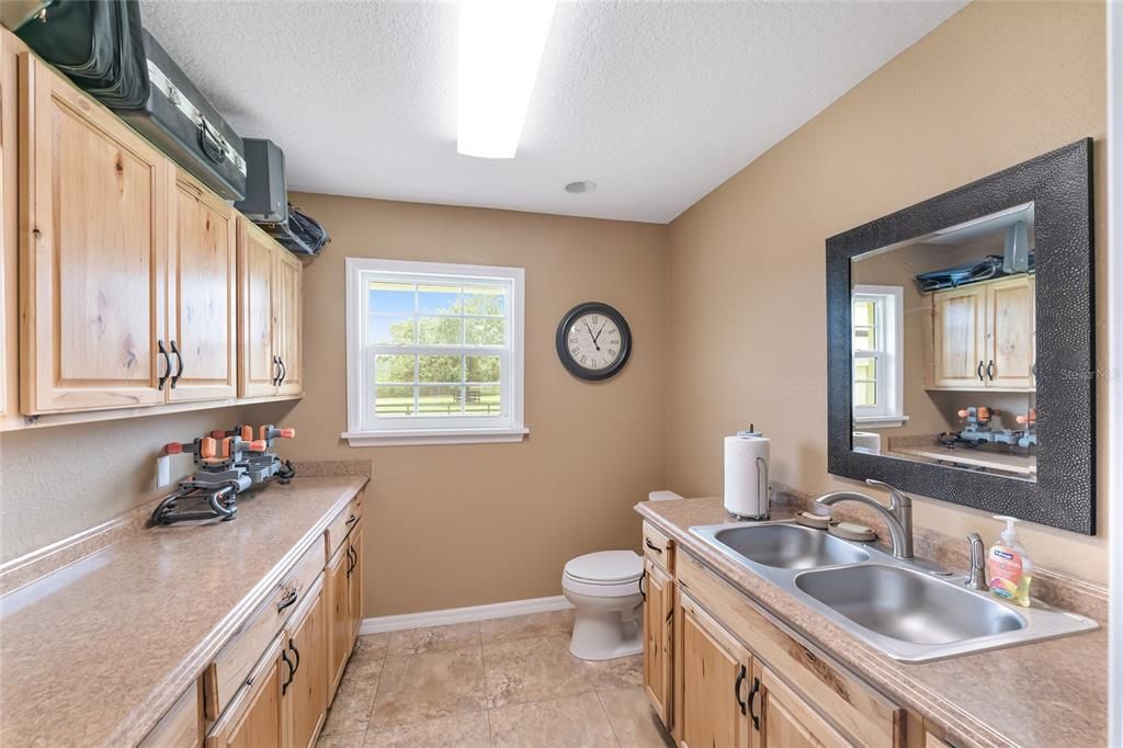 合同活跃: $965,000 (3 贝兹, 2 浴室, 2548 平方英尺)