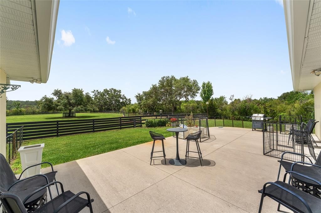 合同活跃: $965,000 (3 贝兹, 2 浴室, 2548 平方英尺)