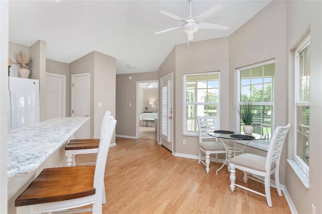 合同活跃: $965,000 (3 贝兹, 2 浴室, 2548 平方英尺)