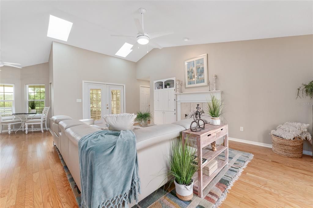 合同活跃: $965,000 (3 贝兹, 2 浴室, 2548 平方英尺)