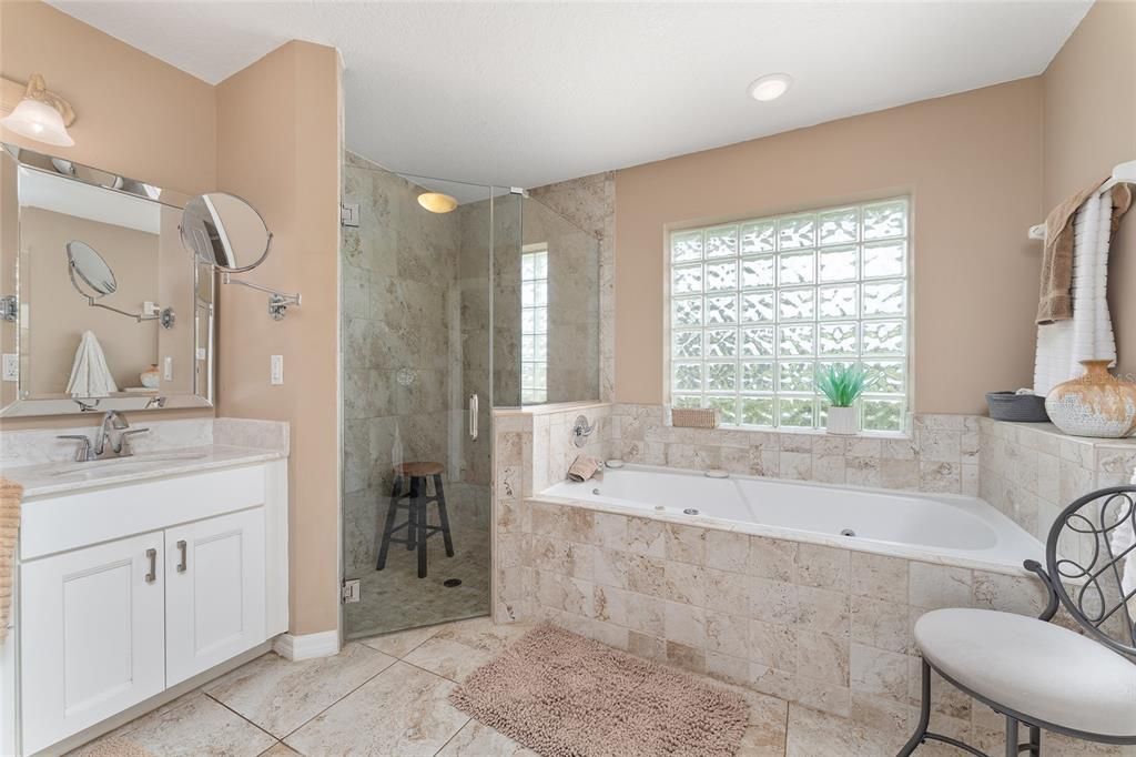 合同活跃: $965,000 (3 贝兹, 2 浴室, 2548 平方英尺)