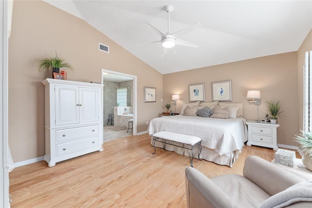 合同活跃: $965,000 (3 贝兹, 2 浴室, 2548 平方英尺)