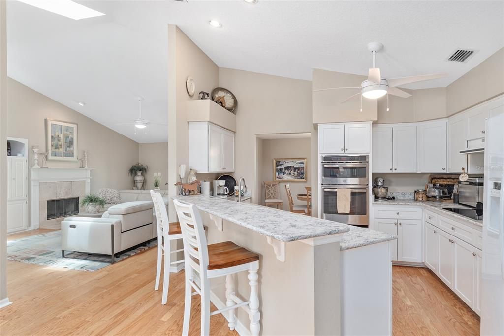 合同活跃: $965,000 (3 贝兹, 2 浴室, 2548 平方英尺)