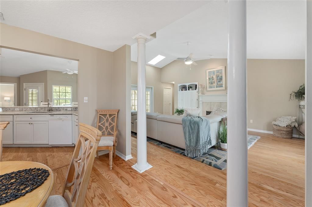 合同活跃: $965,000 (3 贝兹, 2 浴室, 2548 平方英尺)