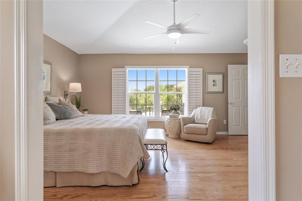 合同活跃: $965,000 (3 贝兹, 2 浴室, 2548 平方英尺)