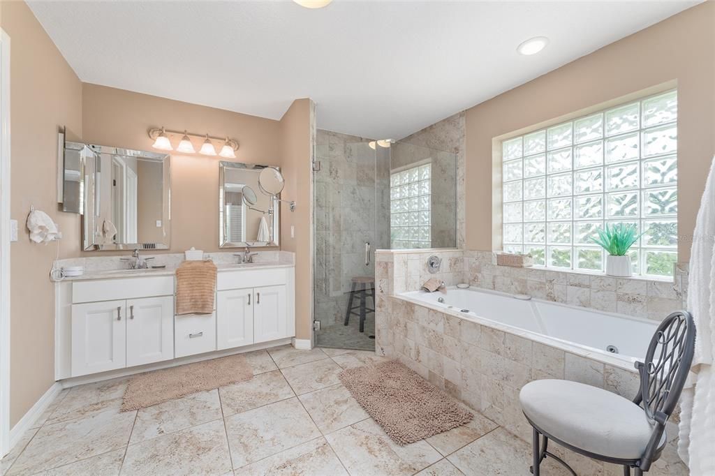 合同活跃: $965,000 (3 贝兹, 2 浴室, 2548 平方英尺)