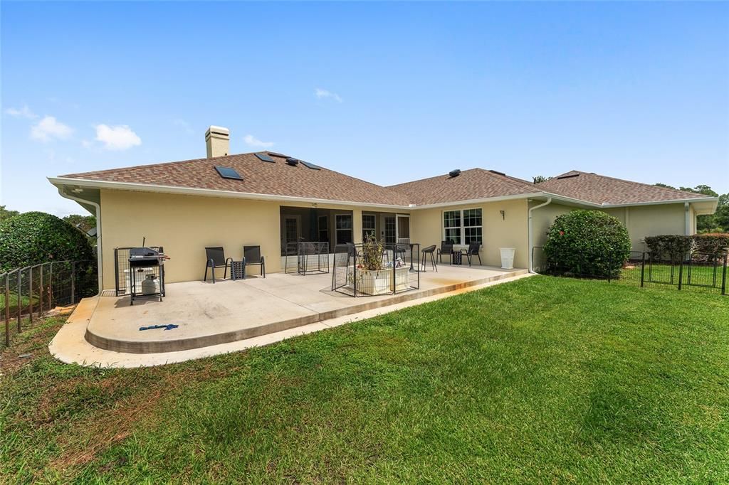 合同活跃: $965,000 (3 贝兹, 2 浴室, 2548 平方英尺)