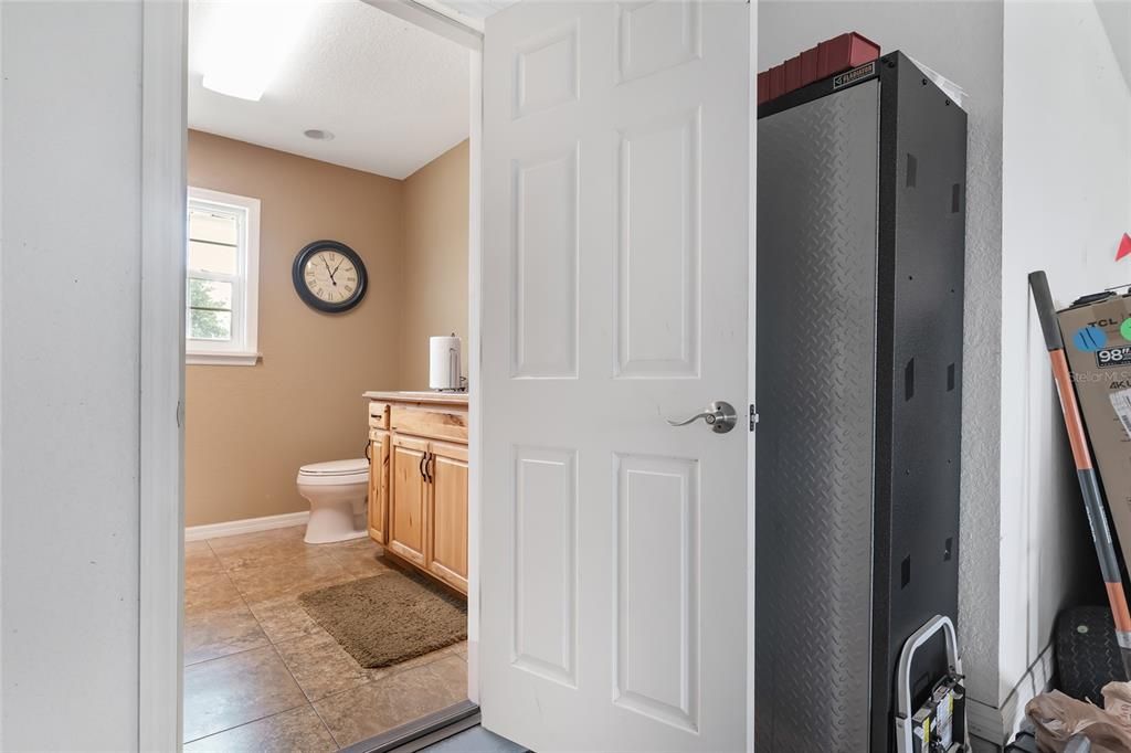 合同活跃: $965,000 (3 贝兹, 2 浴室, 2548 平方英尺)