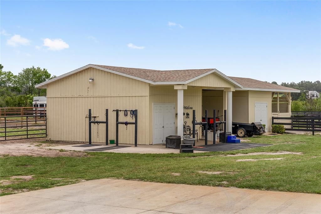 合同活跃: $965,000 (3 贝兹, 2 浴室, 2548 平方英尺)