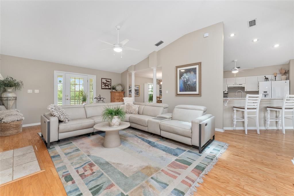 合同活跃: $965,000 (3 贝兹, 2 浴室, 2548 平方英尺)