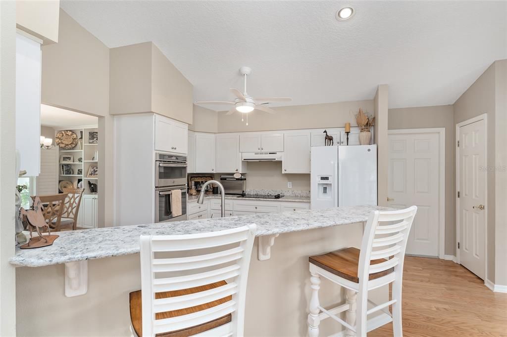 合同活跃: $965,000 (3 贝兹, 2 浴室, 2548 平方英尺)