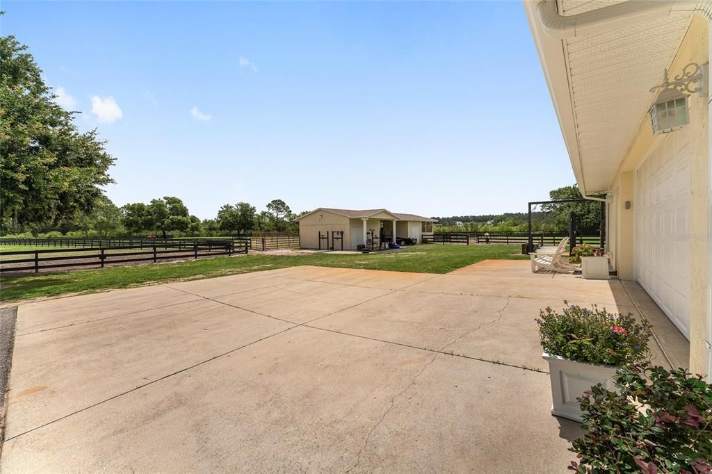 合同活跃: $965,000 (3 贝兹, 2 浴室, 2548 平方英尺)