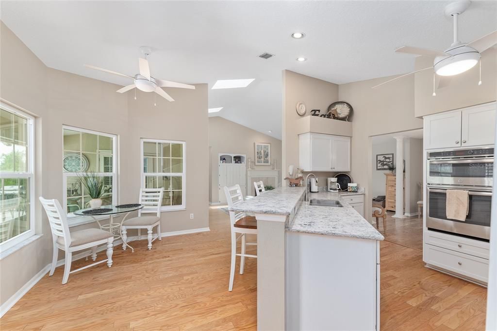 合同活跃: $965,000 (3 贝兹, 2 浴室, 2548 平方英尺)