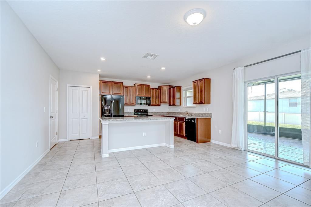 En Venta: $390,000 (4 camas, 2 baños, 2612 Pies cuadrados)