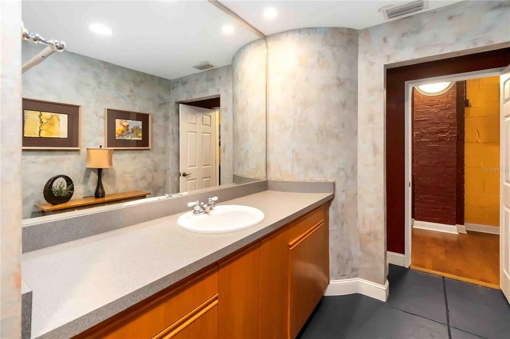 For Sale: $325,000 (1 beds, 1 baths, 1350 Square Feet)