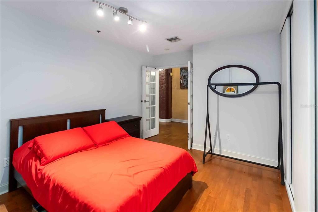 For Sale: $325,000 (1 beds, 1 baths, 1350 Square Feet)