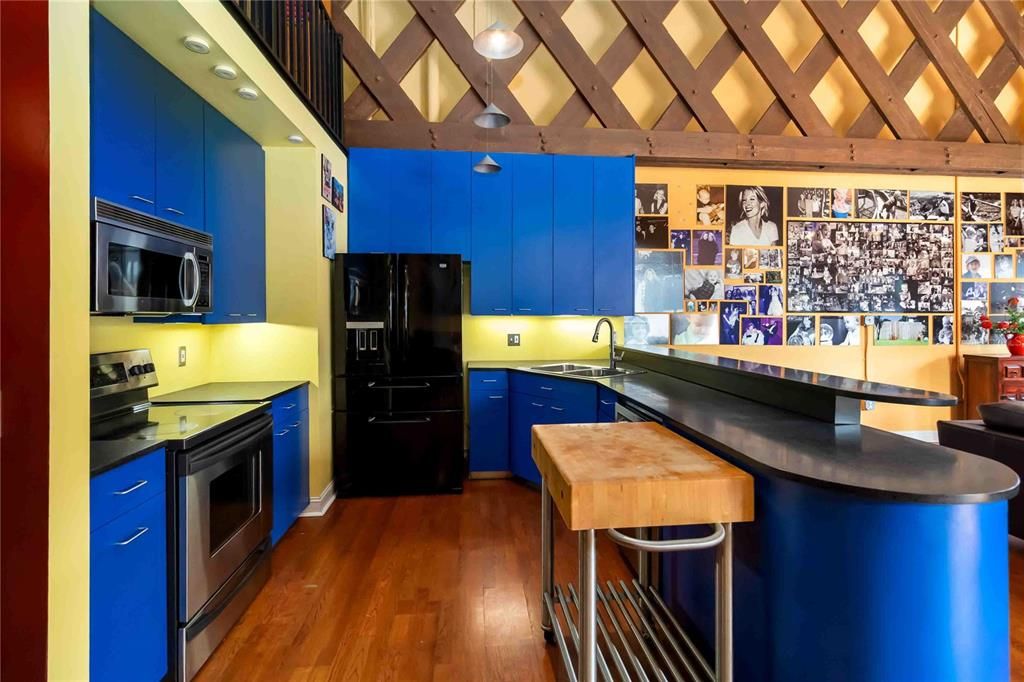 For Sale: $325,000 (1 beds, 1 baths, 1350 Square Feet)