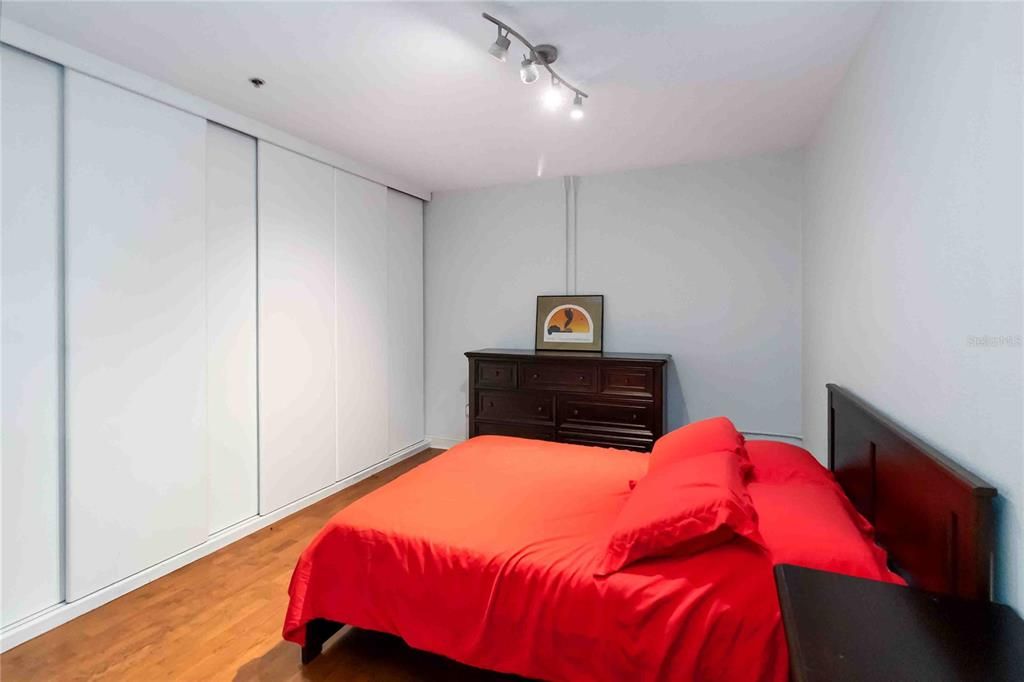 For Sale: $325,000 (1 beds, 1 baths, 1350 Square Feet)