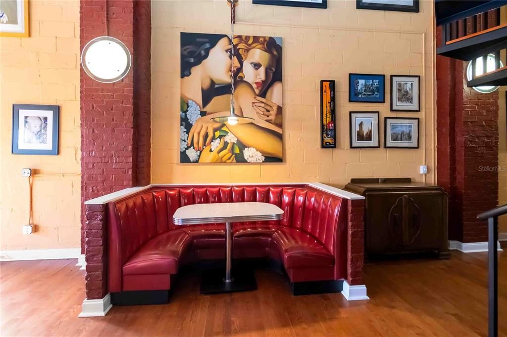 For Sale: $325,000 (1 beds, 1 baths, 1350 Square Feet)