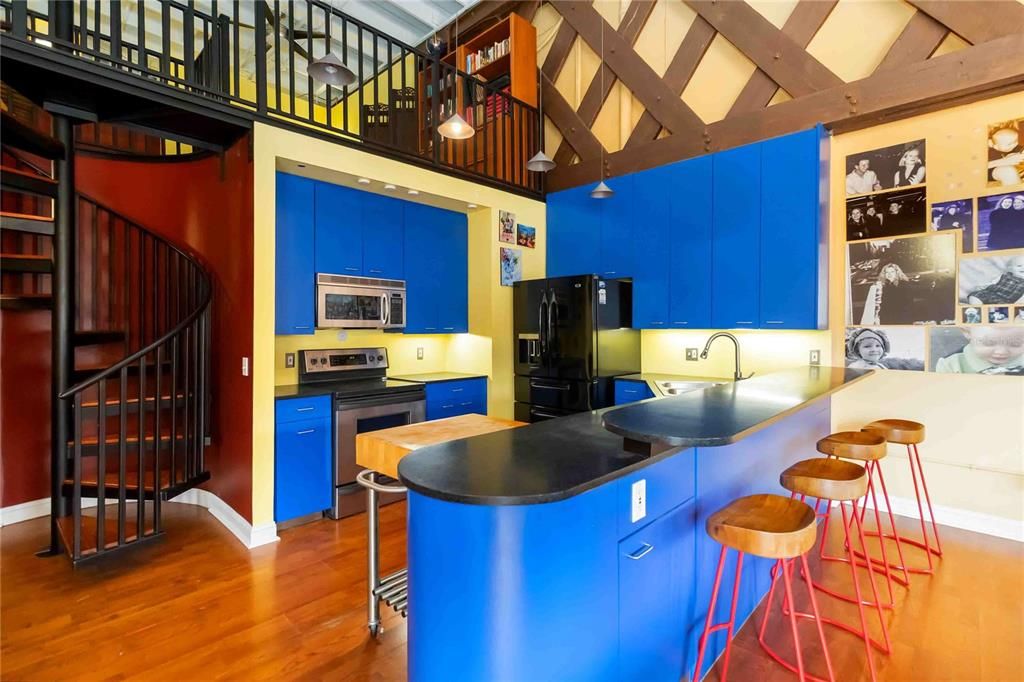 For Sale: $325,000 (1 beds, 1 baths, 1350 Square Feet)