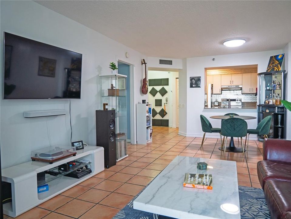 Active With Contract: $149,700 (1 beds, 1 baths, 750 Square Feet)