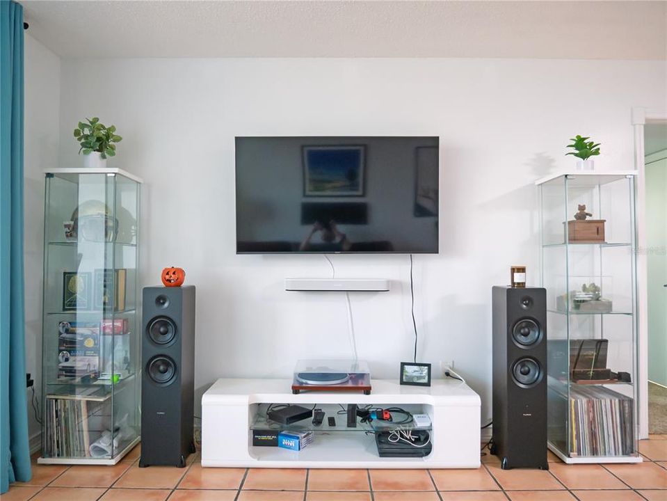 Active With Contract: $149,700 (1 beds, 1 baths, 750 Square Feet)