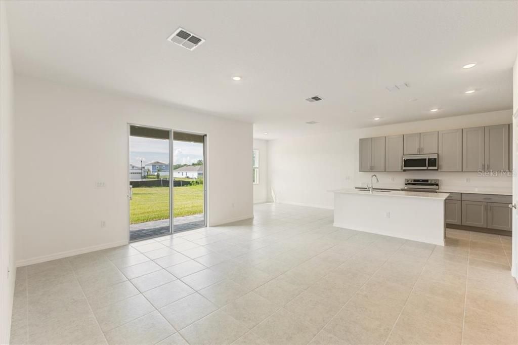 Active With Contract: $295,990 (3 beds, 2 baths, 1662 Square Feet)