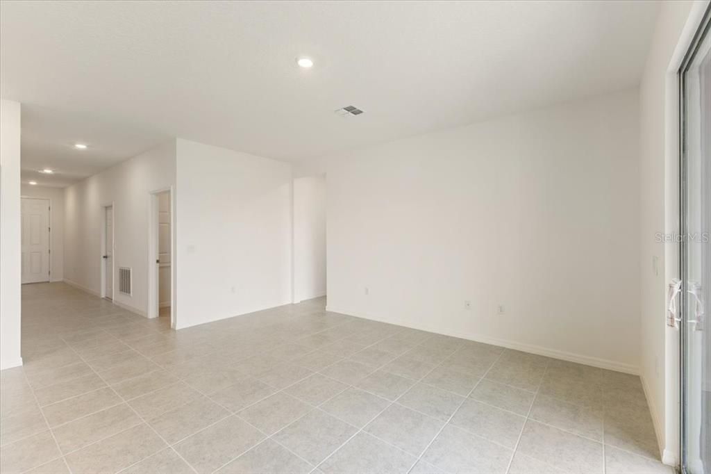 Active With Contract: $295,990 (3 beds, 2 baths, 1662 Square Feet)