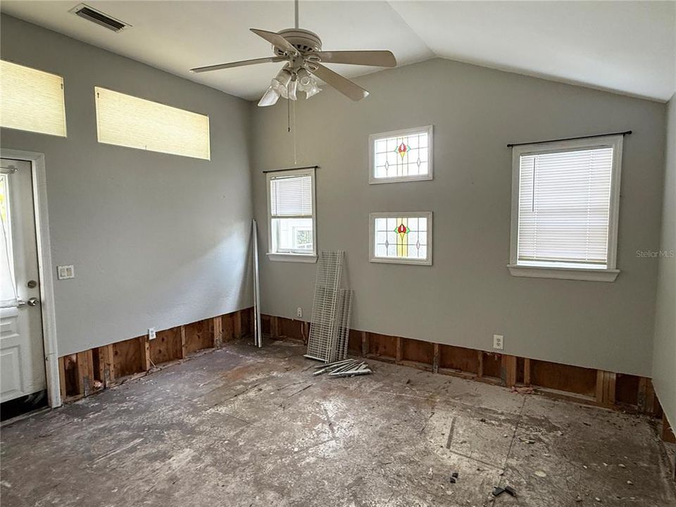 合同活跃: $225,000 (2 贝兹, 2 浴室, 1232 平方英尺)