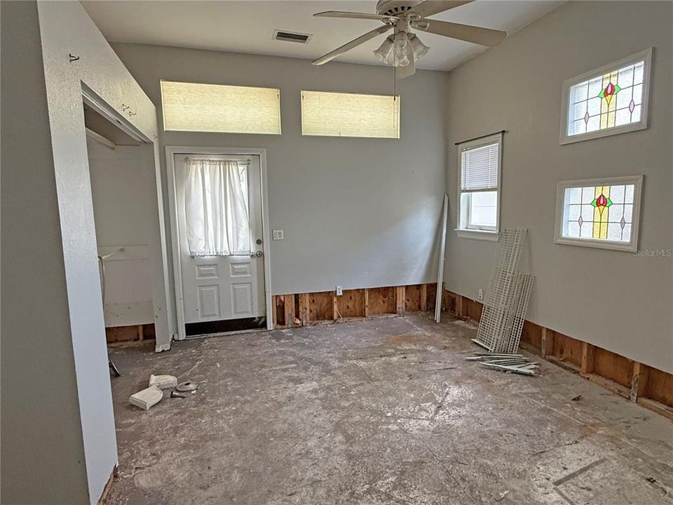 合同活跃: $225,000 (2 贝兹, 2 浴室, 1232 平方英尺)