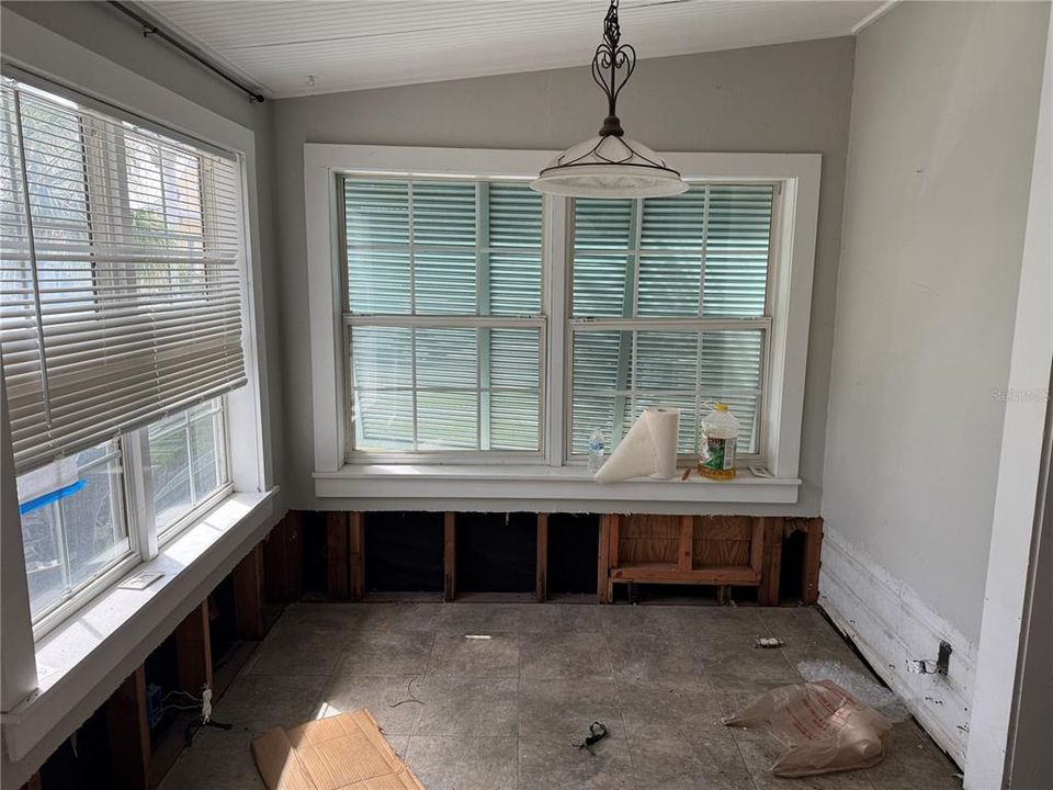 合同活跃: $225,000 (2 贝兹, 2 浴室, 1232 平方英尺)