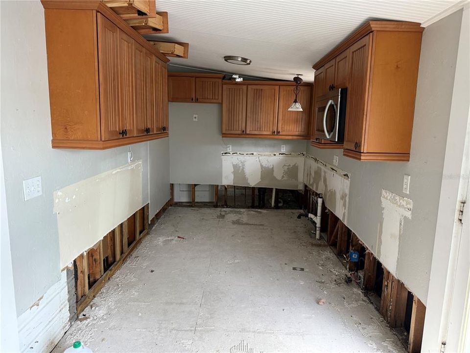 合同活跃: $225,000 (2 贝兹, 2 浴室, 1232 平方英尺)