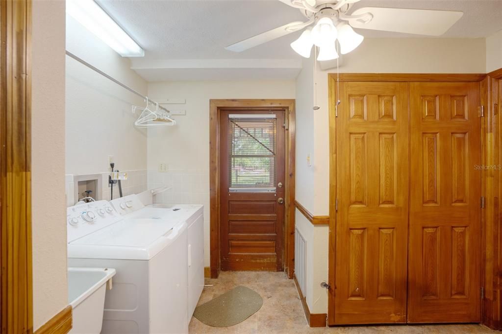 Active With Contract: $600,000 (6 beds, 4 baths, 3304 Square Feet)