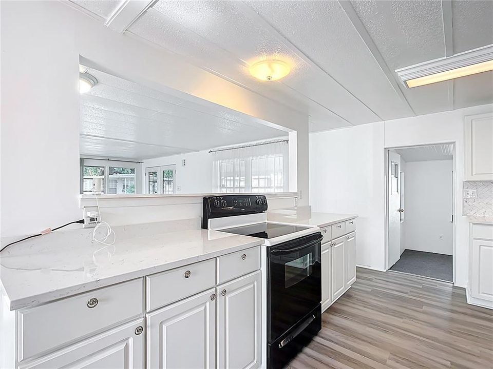 Active With Contract: $139,000 (2 beds, 2 baths, 1296 Square Feet)