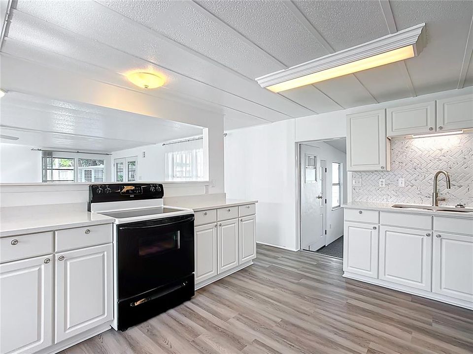 Active With Contract: $139,000 (2 beds, 2 baths, 1296 Square Feet)