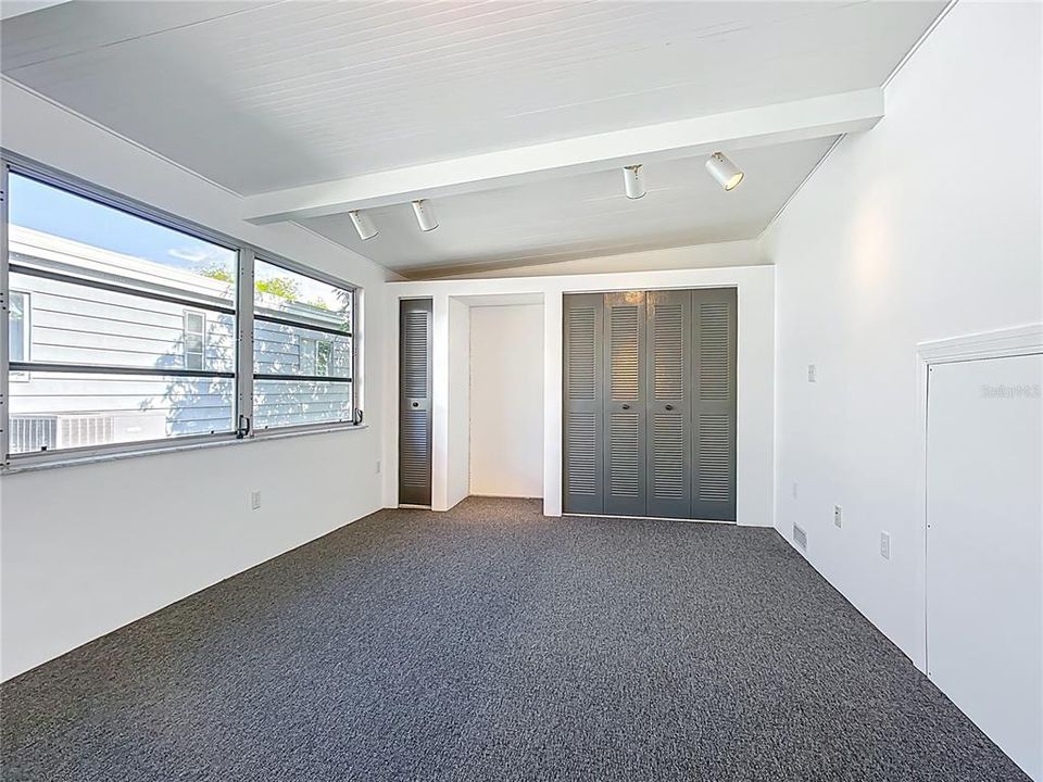 Active With Contract: $139,000 (2 beds, 2 baths, 1296 Square Feet)