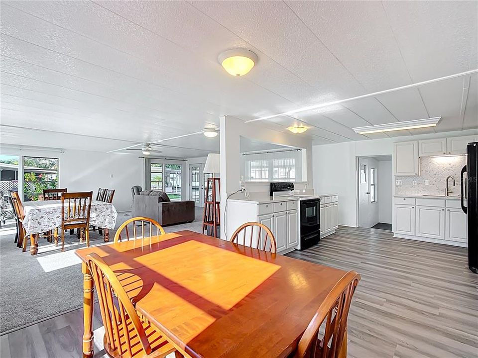 Active With Contract: $139,000 (2 beds, 2 baths, 1296 Square Feet)