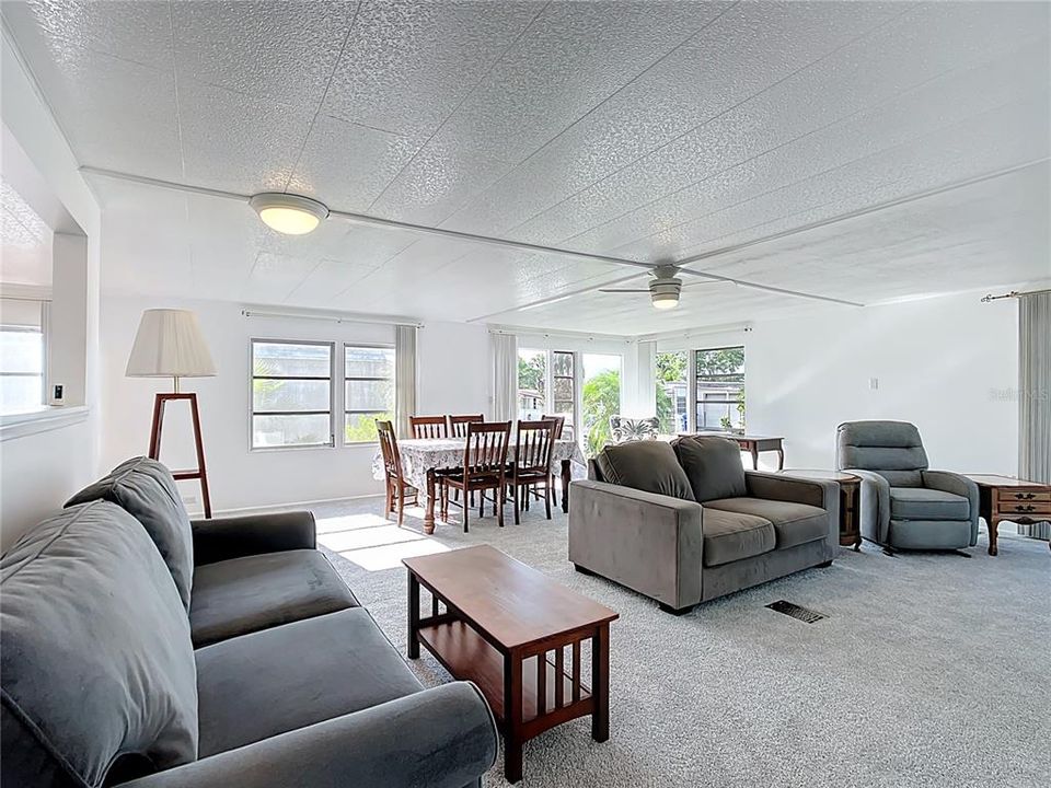 Active With Contract: $139,000 (2 beds, 2 baths, 1296 Square Feet)