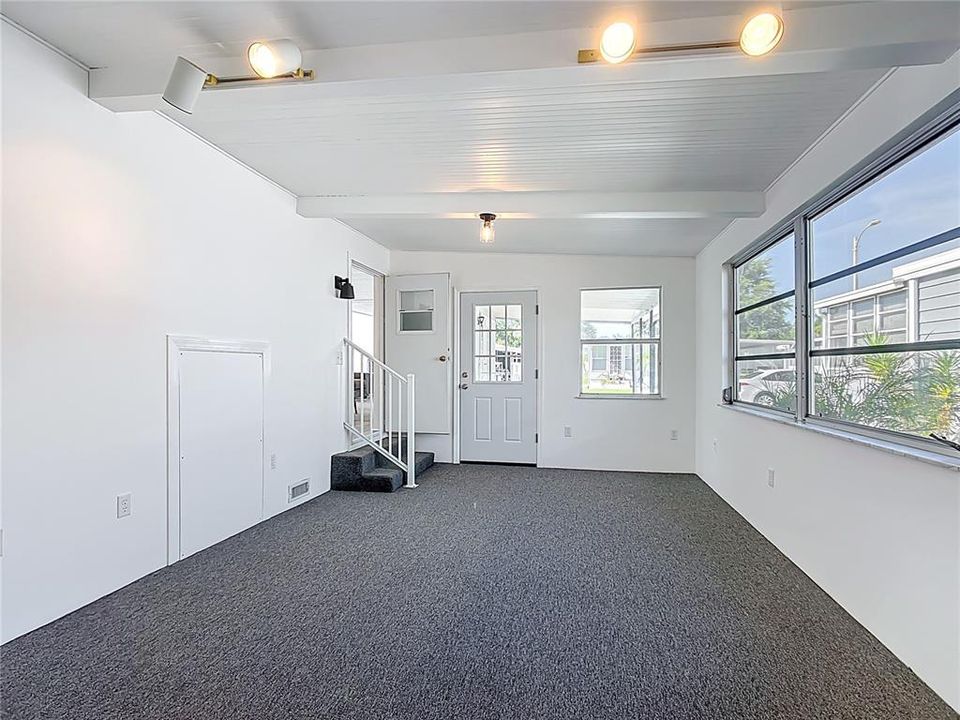 Active With Contract: $139,000 (2 beds, 2 baths, 1296 Square Feet)