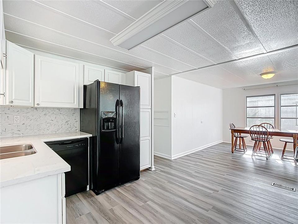 Active With Contract: $139,000 (2 beds, 2 baths, 1296 Square Feet)