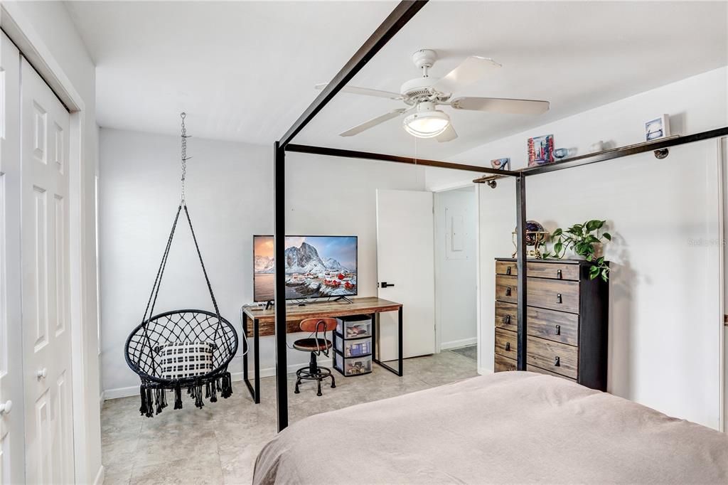 Activo con contrato: $159,000 (2 camas, 2 baños, 1324 Pies cuadrados)