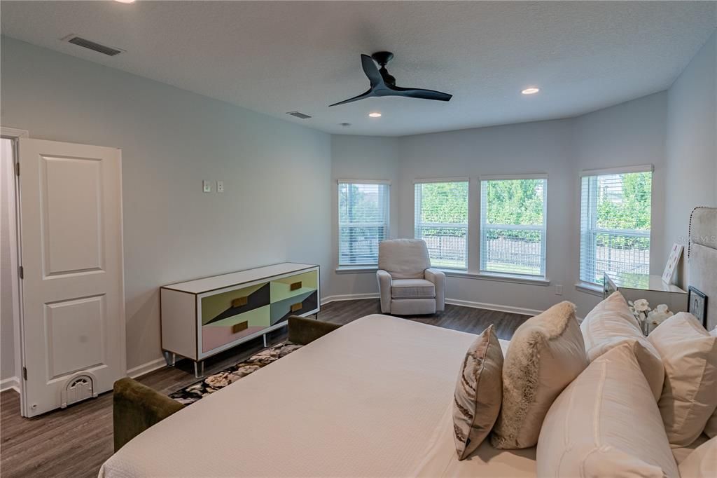 For Sale: $750,000 (5 beds, 4 baths, 3332 Square Feet)