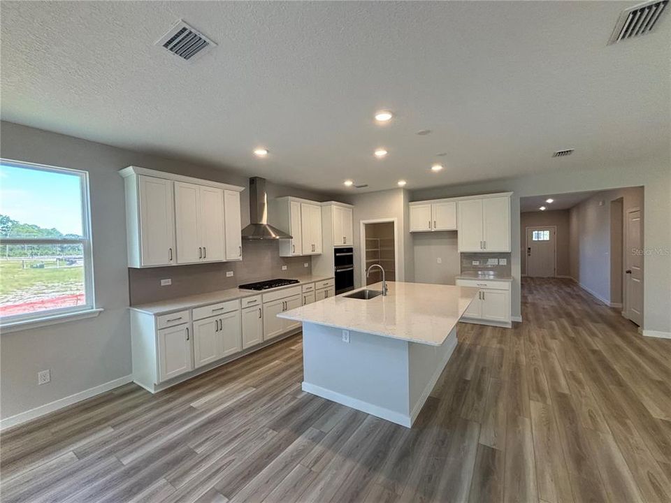 Activo con contrato: $484,990 (3 camas, 3 baños, 2470 Pies cuadrados)